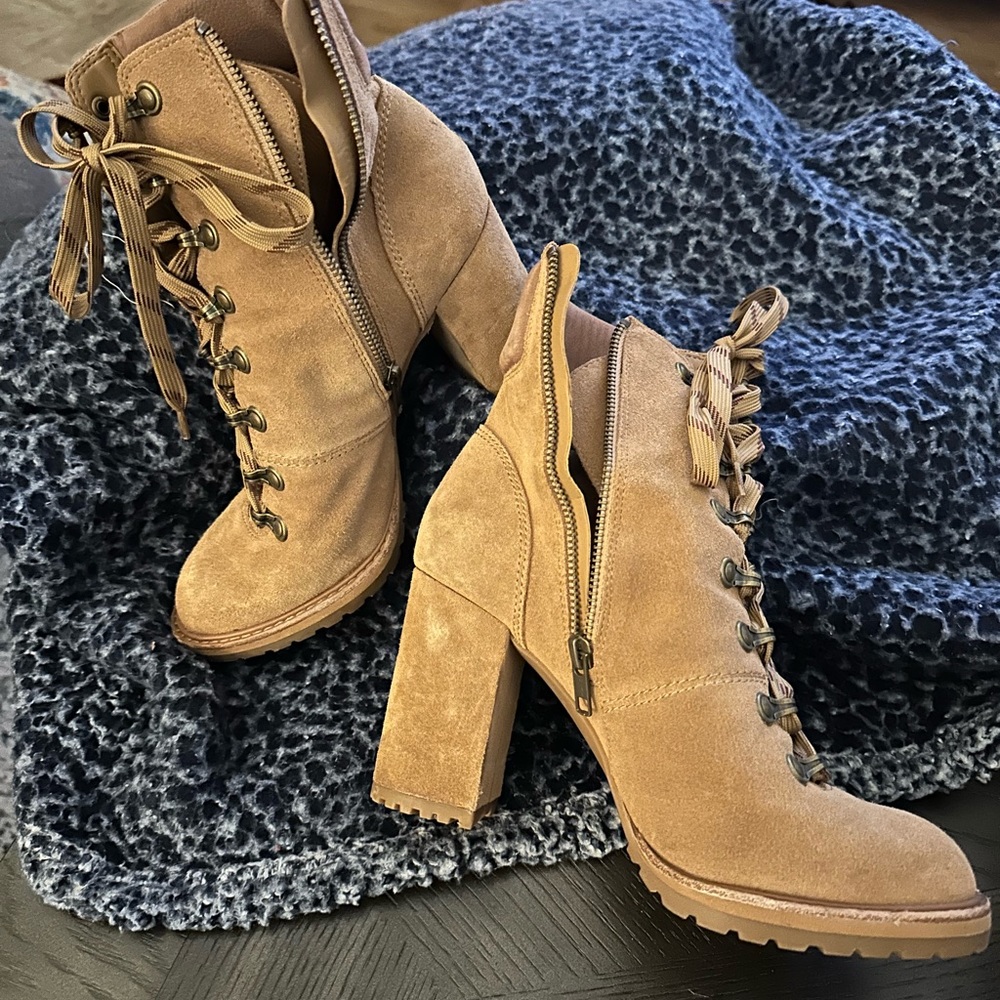 Women’s “workbook” style heels !  Worn just a few times , great condition.